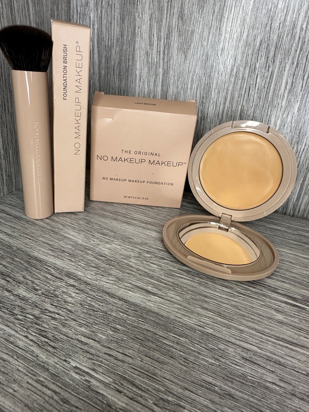 No Makeup Makeup Foundation with Brush- Light/Medium Shade